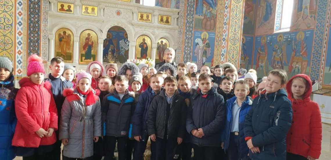 Урок в храме св. Феодора Ушакова для учащихся5-х классов Новофедоровской школы-лицея Урок в храме св. Феодора Ушакова для учащихся5-х классов Новофедоровской школы-лицея